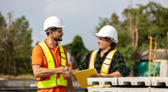 Comunicação na obra: como integrar engenheiros, mestres de obras e gestores