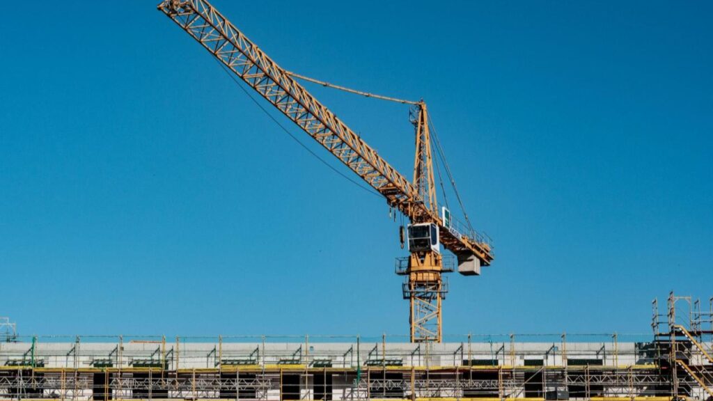 Gruas na construção civil: por que são essenciais