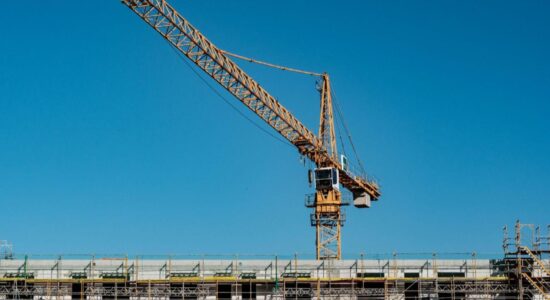 Gruas na construção civil: por que são essenciais