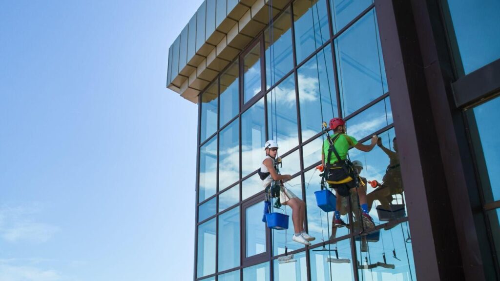Como lidar com equipes terceirizadas na manutenção predial