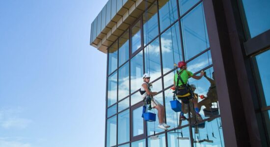 Como lidar com equipes terceirizadas na manutenção predial