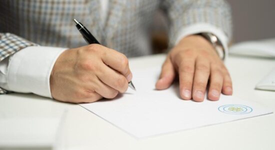 Energia solar B2B: como fechar contratos com empresas
